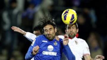 GRA340. GETAFE (MADRID), 19/01/2013.- El defensa del Sevilla &quot;Coke&quot; And&uacute;jar (d) pelea un bal&oacute;n a&eacute;reo con el centrocampista del Getafe Juan Rodr&iacute;guez, en partido de la vig&eacute;sima jornada de liga en Primera Divisi&oacute;n que se disputa esta noche en el Coliseo Alfonso P&eacute;rez. EFE/Angel D&iacute;az