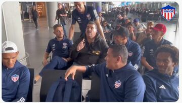 Maelo Ruiz se encuentra con los jugadores de Junior en el aeropuerto