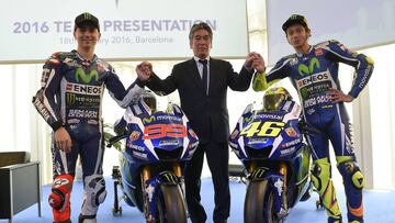 (FromL) Movistar Yamaha MotoGP&#039;s Spanish rider Jorge Lorenzo, Yamaha&#039;s General Manager Kouichi Tsuji and Movistar Yamaha MotoGP&#039;s Italian rider Valentino Rossi pose with the new Yamaha MotoGP YZR-M1 motorbikes during the presentation of the 2016 Yamaha team in Barcelona on January 18, 2016. AFP PHOTO/ LLUIS GENE