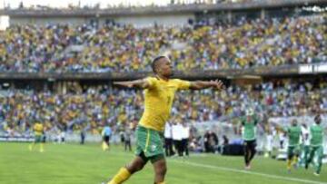 Lehlohonolo Majoro celebra el segundo gol de Sud&aacute;frica ante Angola
