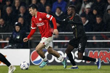 Hirving Lozano (L) of PSV Eindhoven 