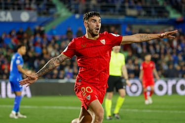 El último en unirse a este selecto club. Nacido en el municipio sevillano de Lebrija, Isaac se unió a la cantera hispalense en la temporada 2019-2020, con 19 años, procedente del C.A. Antoniano, club de su localidad natal. Ahora es inamovible en el once de Quique Sánchez Flores.
Comenzó su andadura como sevillista en el Sevilla C, pero rápidamente se hizo un hueco en el filial. Esta temporada llegó a acompañar al primer equipo en la pretemporada, aunque no tuvo continuidad. Ha explotado en Segunda Federación con 11 goles y cuatro asistencias en 15 partidos, estadísticas que llamaron la atención de Quique. Con el entrenador madrileño debutó este 12 de enero de 2024 frente al Alavés. El Sevilla le hizo ficha con el primer equipo y el ariete sevillano disputó 55 minutos en la derrota de su equipo. Pese a ello se ganó la confianza del técnico que, unida a la baja de En-Nesyri en la delantera y a la escasez de efectivos, lo volvió a poner de titular. Fue en los octavos de la Copa del Rey ante el Getafe, y fue determinante. Marcó un doblete que le dio el pase a cuartos a los suyos y ahora es titularísimo. Lleva cuatro goles en 6 partidos con el Sevilla, y la vuelta de En-Nesyri no le ha impedido seguir saliendo de inicio. Frente al Rayo Vallecano el pasado lunes demostró que se asocia muy bien con el marroquí, al que asistió. Isaac está revitalizando a un club legendario que ha pasado de ganar su séptima Europa League a coquetear con el descenso. Su aparición puede ser un antes y un después en la historia del Sevilla.
