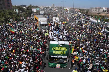 La selección de Senegal celebra con su afición el triunfo en la Copa África por las calles de Dakar.