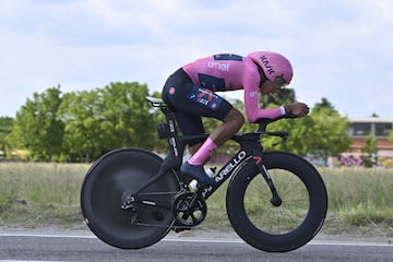 El corredor del Team INEOS - Grenadiers hizo historia en el deporte colombiano y se coronó campeón del Giro de Italia. Bernal mantuvo la ventaja en la clasificación general y tras la contrarreloj en la última etapa, se quedó con el título. 