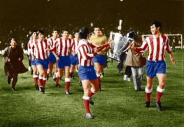 29/04/70 Garate jugador del Atlético de Madrid con el trofeo de Campeones de la liga de 1969/70