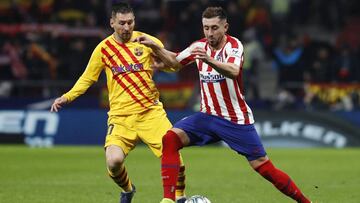 Herrera controla un balón ante Leo Messi en el Atlético-Barcelona.
