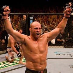 Randy Couture, primer doble campeón de UFC, en un centro de quemados tras un accidente