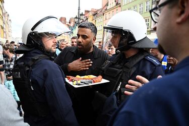 La policía polaca vigila las calles de Breslavia, donde se concentran las aficiones del Betis y del Chelsea, a pocas horas del inicio de la final.