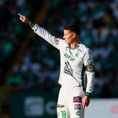 James, el DT de León en cancha