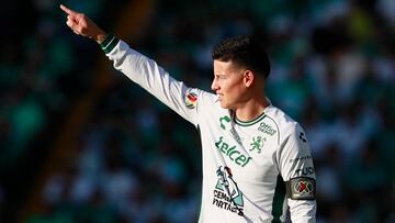 James, el DT de León en cancha