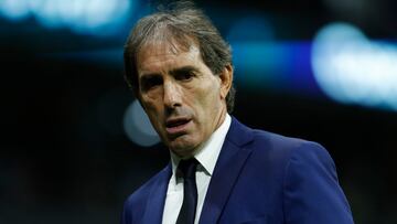 MEX5558. CIUDAD DE MÉXICO (MÉXICO), 23/04/2024.- El entrenador del Pachuca Jorge Almada reacciona ante el América este martes, durante un juego de ida por las semifinales de la Copa Campeones Concacaf en el estadio Azteca de la Ciudad de México (México). EFE/ Sáshenka Gutiérrez