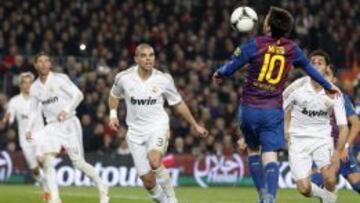 Messi controla un balón en un partido entre Real Madrid y Barcelona de la temporada pasada.