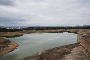 Imagen del embalse de Bells en octubre de 2023. 
En el cauce del ro Albaida, este embalse pertenece a la Confederacin Hidrogrfica del Jcar.
