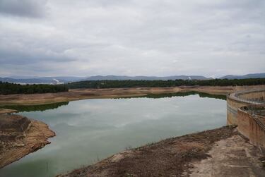 Imagen del embalse de Bellús en octubre de 2023. 
En el cauce del río Albaida, este embalse pertenece a la Confederación Hidrográfica del Júcar.
