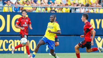 Moussa Diakité en el encuentro que enfrentaba al Cádiz y al Mirandés en el Nuevo Mirandilla en la jornada 1 de la Liga Hypermotion 25-26.