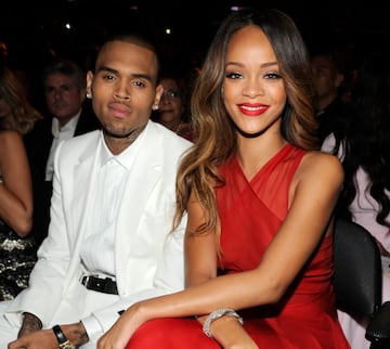 El romance entre Chris Brown y Rihanna marchaba bien hasta que el músico le confesó a la cantante que tenía una amante, desde aquel momento comenzaron las peleas verbales y físicas, terminando en una orden de alejamiento para Brown, pues este perdió el control e hirió gravemente a Rihanna.