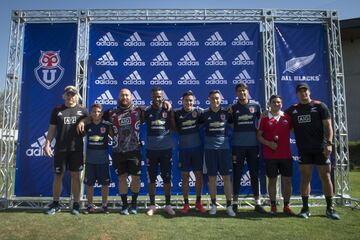 Jugadores de el equipo de rugby neozelandés All Blacks participan en una actividad extraeportiva con los jugadores de el equipo Universidad de Chile en el CDA.