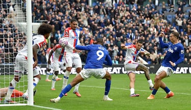 Jack Grealish comemora gol pelo Everton contra o Crystal Palace na Premier League