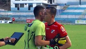 Arquero debuta en Ecuador sustituyendo a su padre