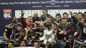 <b>CAMPEONES. </b>La plantilla del Lyon posó con la Copa tras el choque.