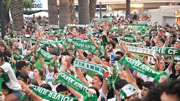La afición del Elche, con sus bufandas, en la Glorieta.