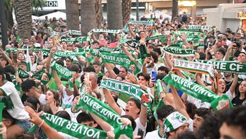 La afición del Elche, con sus bufandas, en la Glorieta.