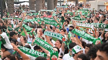 La afición del Elche, con sus bufandas, en la Glorieta.