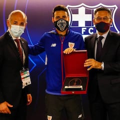 El Barça homenajea a Aduriz