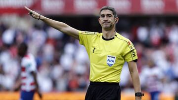 El árbitro, Undiano Mallenco, durante el Granada - Deportivo.