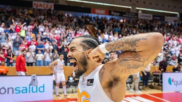 Otis Livingston celebra la victoria tras una actuación individual soberbia.