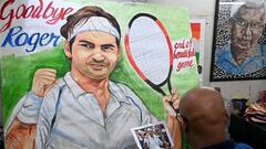 Un aficionado en la India rinde su tributo a Roger Federer.