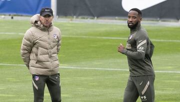 Simeone y Demb&eacute;l&eacute;, en el entrenamiento del Atl&eacute;tico.