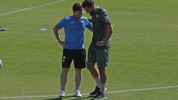 Borja Iglesias, junto a Rubi.