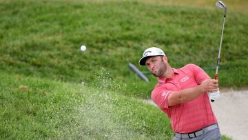 Jon Rahm golpea la bola durante la jornada final del U.S. Open de golf en el Torrey Pines Golf Course.