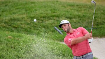 Jon Rahm golpea la bola durante la jornada final del U.S. Open de golf en el Torrey Pines Golf Course.