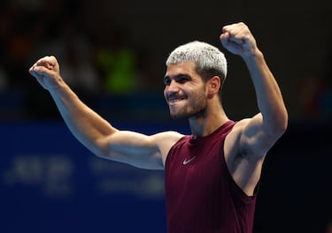 Carlos Alcaraz celebra la victoria en la final de Tokio. 