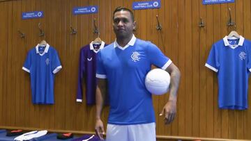 Alfredo Morelos presenta la camiseta retro del Rangers para el 2021