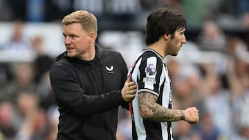 Eddie Howe y Sandro Tonali, entrenador y jugador del Newcastle, durante un partido.