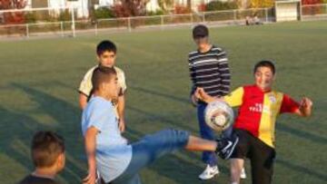 <b>INICIOS. </b>AS visitó el primer club de Benzema junto al presidente y a un antiguo entrenador de Karim (arriba a la izquierda).
