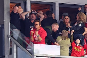 Los actores y propietarios del Wrexham, Rob McElhenney y Ryan Reynolds, celebran el tercer gol de Sam Smith, del Wrexham.