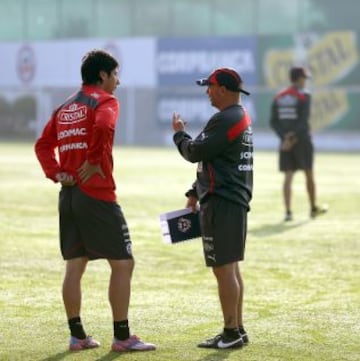 Jaime Valdés conversa con Jorge Sampaoli en el entrenamiento del miércoles de la Selección.