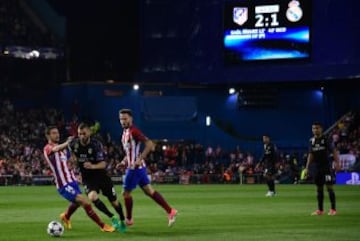 Karim Benzema entre Gabi y Saúl Ñíguez.