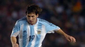 Con una expulsión inició el camino de Messi con la Selección Argentina. En su debut en un amistoso ante Hungría. 