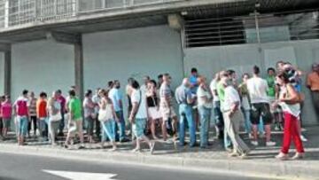 <b>COLAS KILOMÉTRICAS. </b>La imagen está captada a primera hora de la mañana en el Rodríguez López. Era el inicio de un día frenético en la venta de abonos.