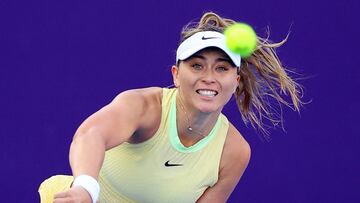 Paula Badosa, en acción durante su partido contra Leylah Fernandez en Doha.