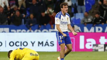 Francho celebra el gol de Bebé frente a la Unión Deportiva Las Palmas.