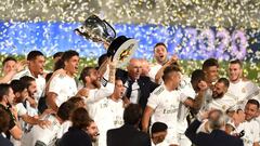 Sergio Ramos levanta el trofeo que acredita al Real Madrid como campe&oacute;n de Liga.   