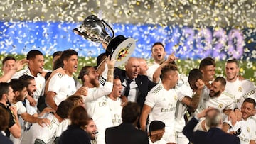 Sergio Ramos levanta el trofeo que acredita al Real Madrid como campe&oacute;n de Liga.   