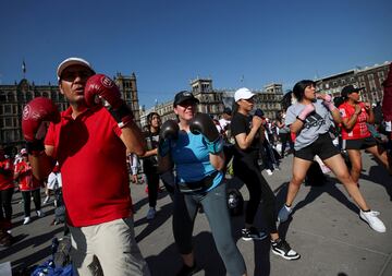 La plancha del Zócalo de Ciudad de México acogió una clase masiva de boxeo y, por segundo año consecutivo, se batió un récord mundial con más de 30.000 alumnos. El acto contó con la presencia de los campeones Julio César Chávez, Jaime Minguía o Humberto González, así como la del presidente del Consejo Mundial de Boxeo, Mauricio Sulaimán