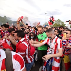 Los jugadores del Atleti celebran LaLiga con la afición en Valladolid